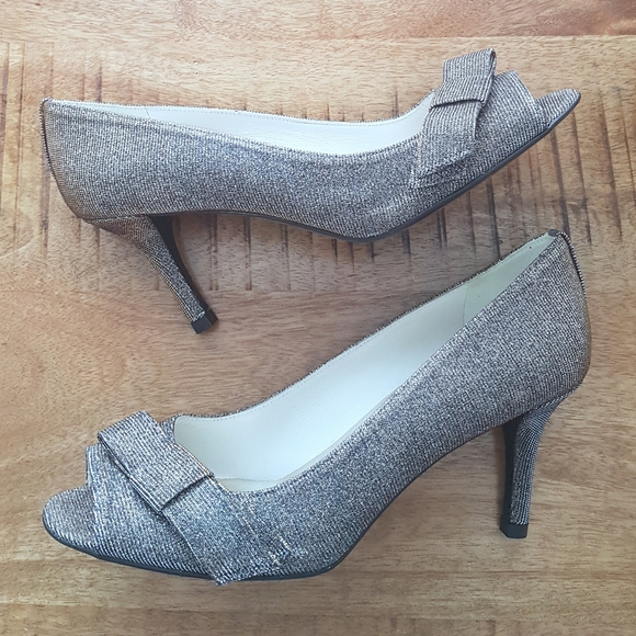Stuart Weitzman Bowover Metallic Peeptoe Heels - Picture 4 of 7